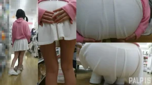 地味に透けてる生パン娘をアップでパシャリ