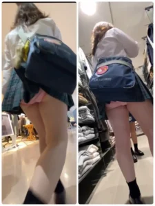 引っかかってパンツ丸出し制服女子