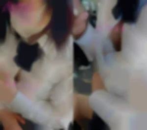 ワイシャツのボタンがひとつ開いてしまっている炉顔で美乳の制服娘