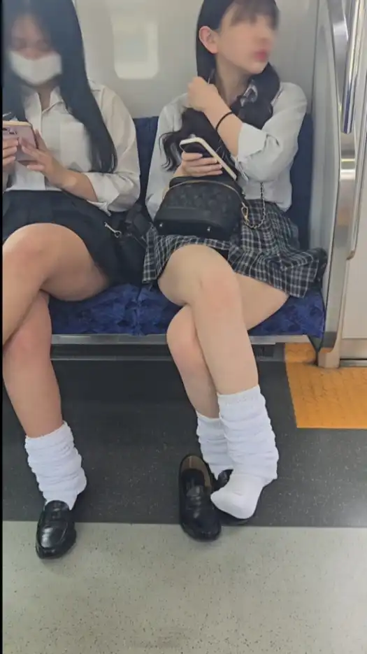 【激レア】現役JK制服姿の別校お友達！モザイクなしの極上日常シーンを公開
