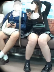 制服女子のお座り対面撮り93～アダルティック女子の太ももなど