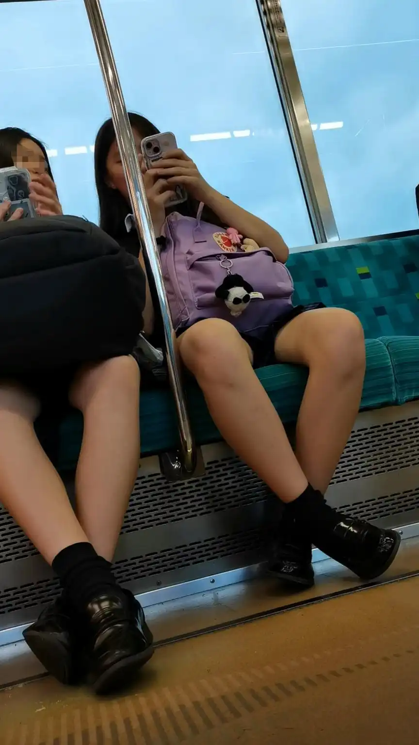 美脚探索 かわいいペア二人組の座っている美脚