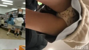 シールに夢中な女の子裏側であの娘もパシャリ